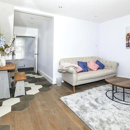 Lovely 2-Bed In Windsor Free Parking, 1 Mile From Legoland Dış mekan fotoğraf