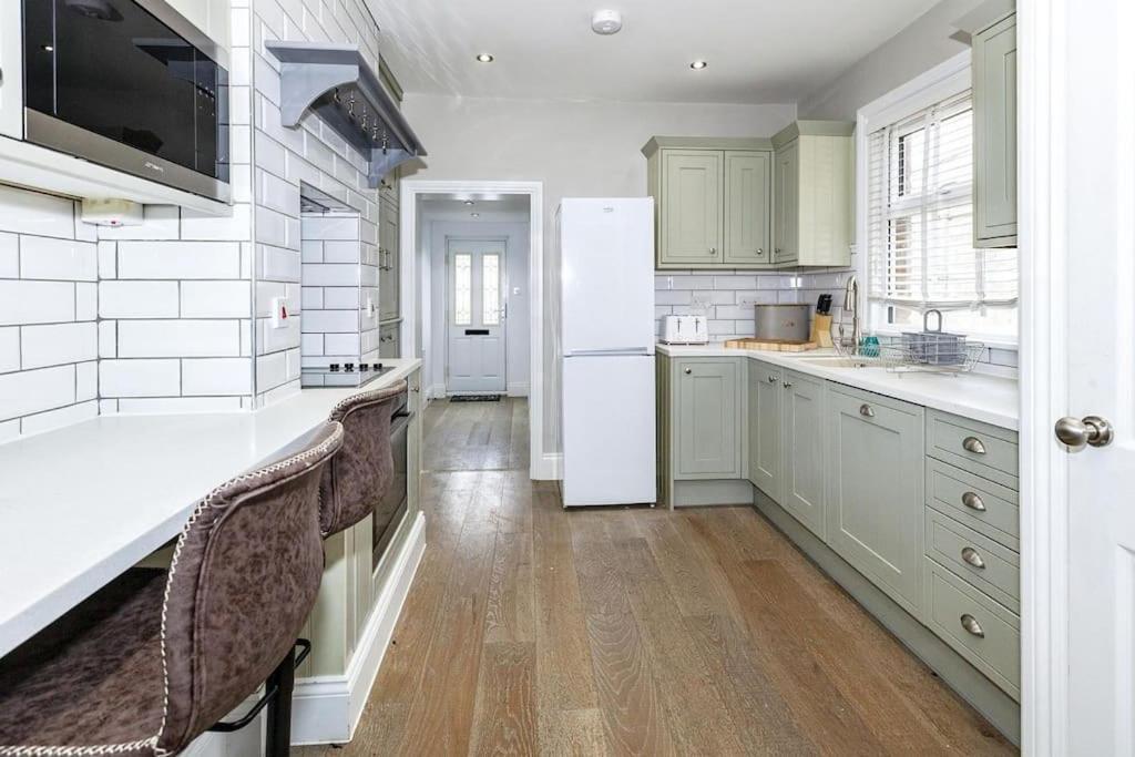 Lovely 2-Bed In Windsor Free Parking, 1 Mile From Legoland Dış mekan fotoğraf