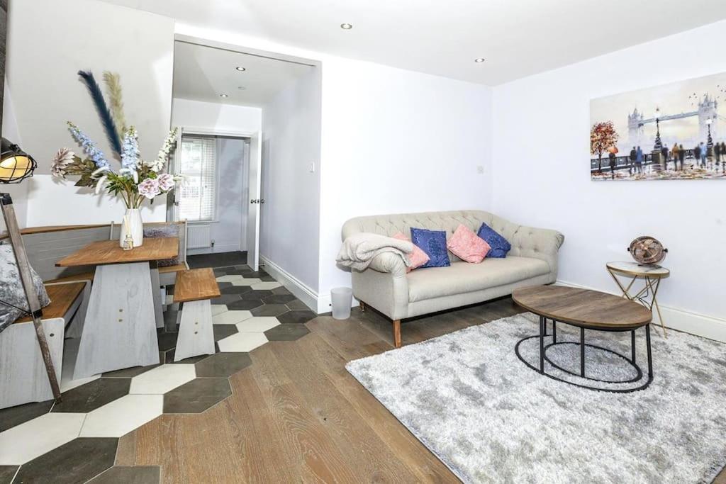 Lovely 2-Bed In Windsor Free Parking, 1 Mile From Legoland Dış mekan fotoğraf