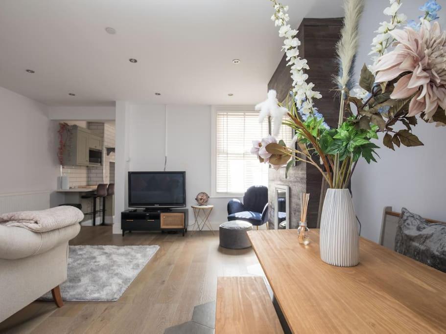 Lovely 2-Bed In Windsor Free Parking, 1 Mile From Legoland Dış mekan fotoğraf