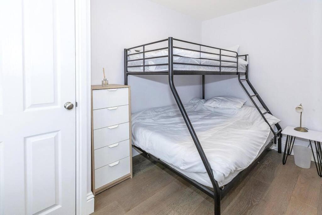 Lovely 2-Bed In Windsor Free Parking, 1 Mile From Legoland Dış mekan fotoğraf